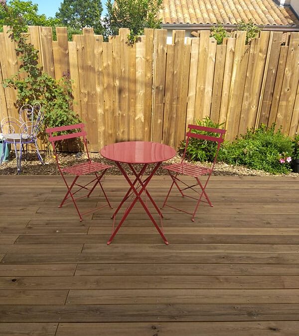 Terrasse plage de piscine et palissade à Cenon sur Vienne