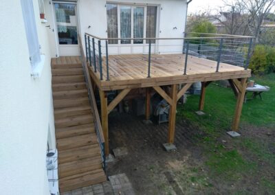 Terrasse bois sur pilotis à Châtellerault – avec garde-corps en métal