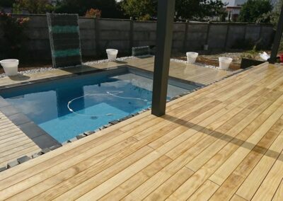 Terrasse en bois Accoya autour d’une piscine Carré Bleu Neuville de Poitou (86)