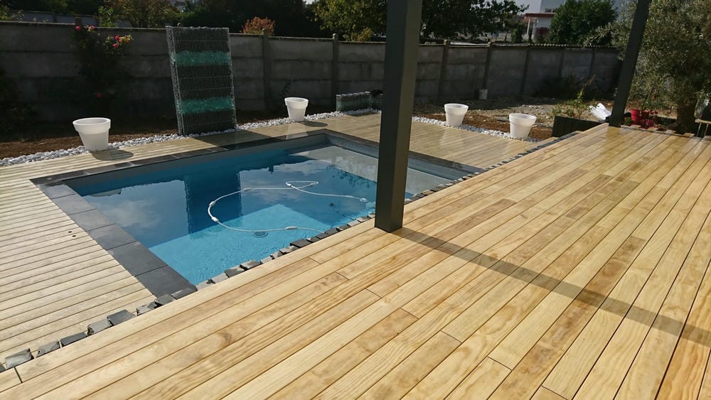 Terrasse en bois Accoya autour d’une piscine Carré Bleu Neuville de Poitou (86)