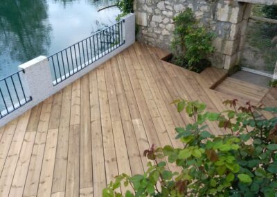 Terrasse au bord de l’eau à Poitiers