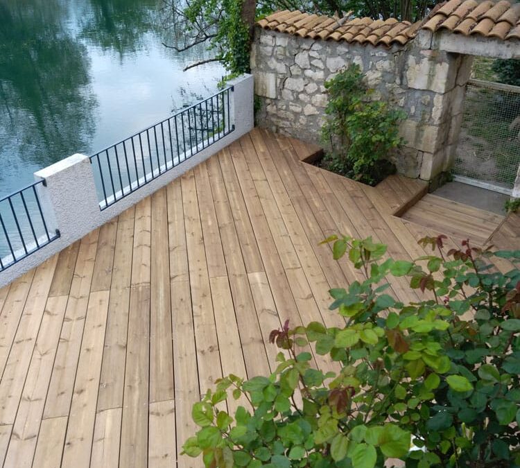 Terrasse au bord de l’eau à Poitiers