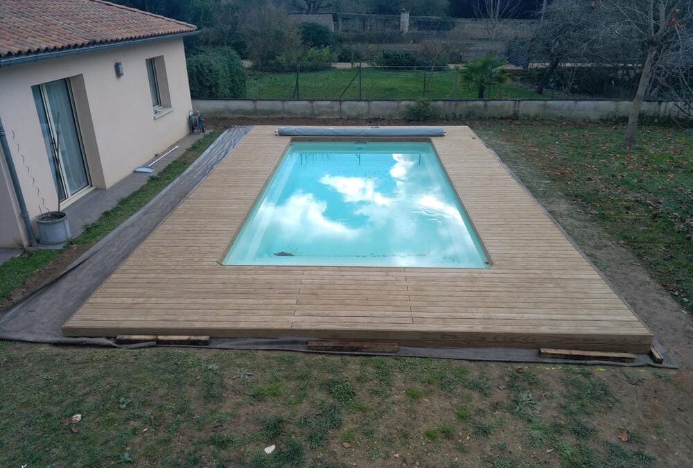 Plage en bois Kebony® autour d’une piscine coque à Chasseneuil du Poitou (86) près de Poitiers