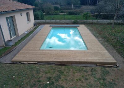 Plage en bois Kebony® autour d’une piscine coque à Chasseneuil du Poitou (86) près de Poitiers