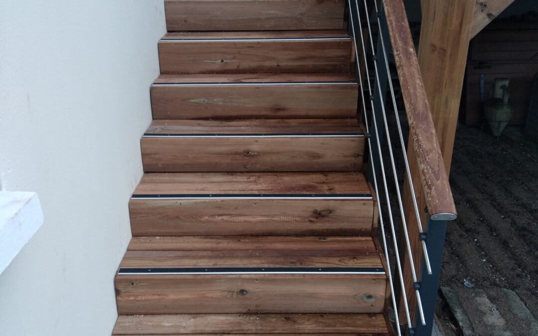 Recouvrement d’un escalier en bois avec anti dérapant à Châtellerault (86) dans la Vienne