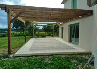 Terrasse en bois et grès cérame avec deux pergolas près de Châtellerault