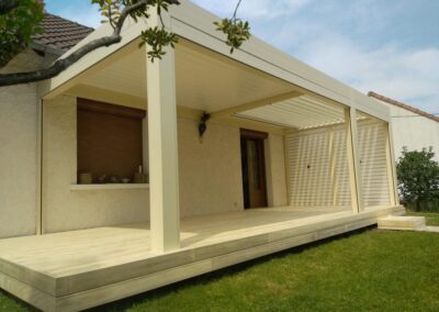 Terrasse bois Accoya® à Châtellerault sous une pergola