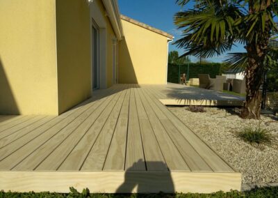 Terrasse bois Accoya® pour maison contemporaine à Ligugé