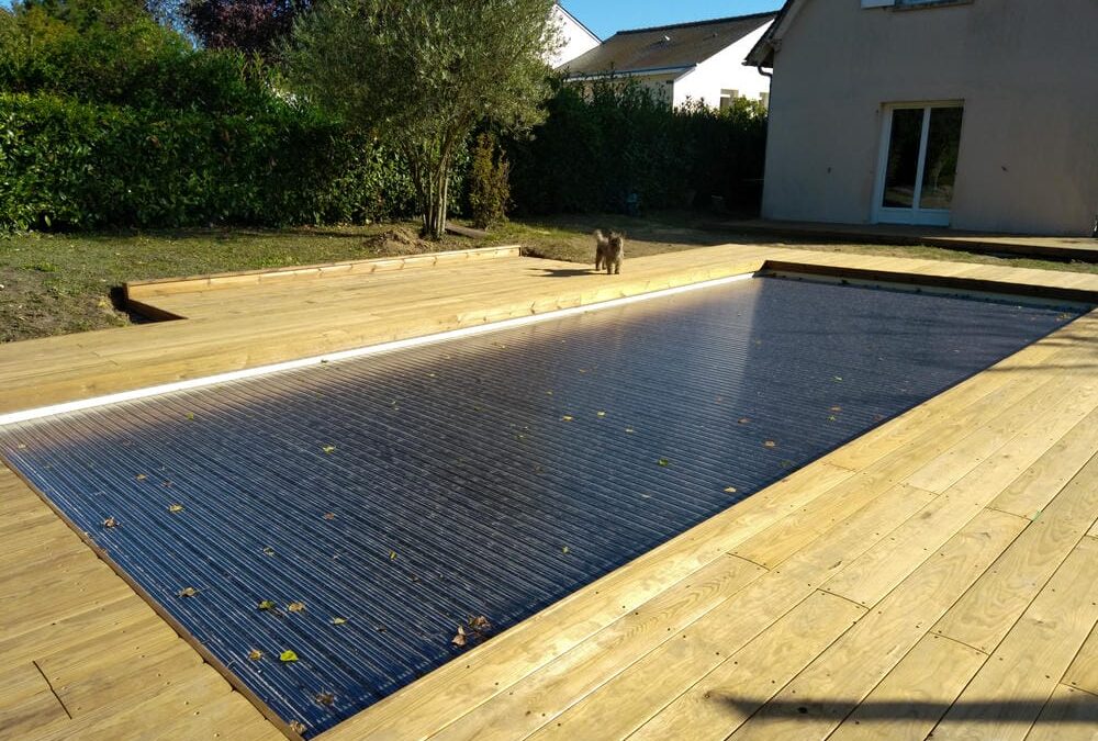 Terrasse en bois et plage de piscine à Antoigné dans le nord de la Vienne