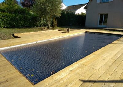 Terrasse en bois et plage de piscine à Antoigné dans le nord de la Vienne