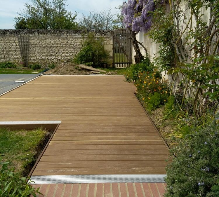 Terrasse en bois Kebony à la Tour Saint Gelin (37) entre Chinon et Châtellerault