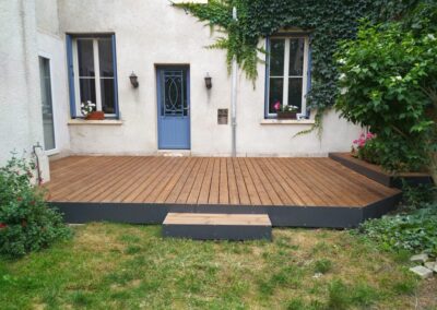 Terrasse dans un petit jardin de ville avec bandeau anthracite