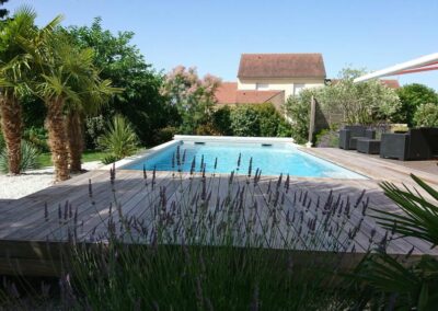 Plage de piscine en bois Kebony® à Antoigné au nord de la Vienne